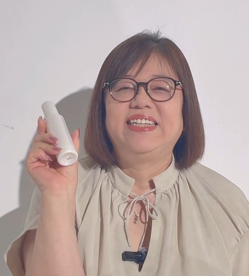 菅由美子さんの写真（クリックでインタビュー動画を再生）